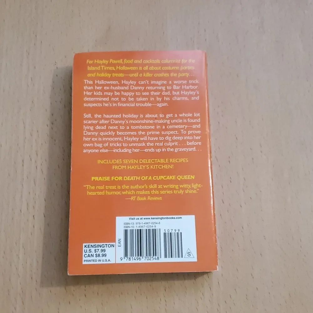 Death Of A Pumpkin Carver By Lee Hollis Paperback Novel
